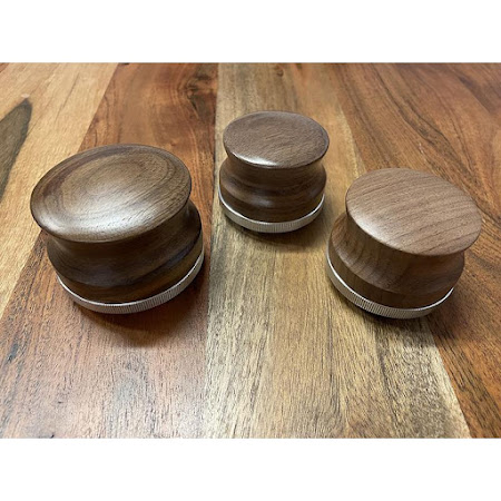 Kahvitasoittaja 53 mm. Kahva pähkinäpuuta. Säädettävä korkeus.